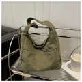 Bolso hobo de pana verde oliva con etiqueta de moda y una correa ancha de hombro - Verde