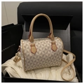 Detailansicht der Boston Bag mit geometrischem Muster, roten Kanten und goldener Hardware - Weiß