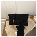 Bolso bandolera sobre negro minimalista con tela texturizada y cadena dorada - Negro