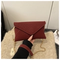 Bolso sobre burdeos con textura tejida y cadena de bolas dorada y etiqueta de tela - Rojo