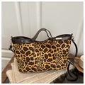 Schicke Tote-Bag mit Leopardenmuster, Wildleder-Optik, braunen Griffen und Gold-Tag - Gelb