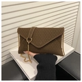 Bolso bandolera de sobre minimalista en marrón oscuro con textura tejida y cadena - café