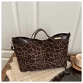 Vintage-Tragetasche mit Leoparden- und Rosenmuster aus Wildleder und Goldbeschlägen - Kaffeebraun