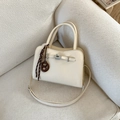 Chique beige crossbody tas met litchi-textuur en elegante knoop hanger - Met Hanger / Wit
