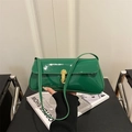 Bolso baguette de charol verde brillante a la moda con un elegante cierre de metal dorado - Verde