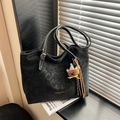 Borsa tote retrò nera in finta pelle scamosciata con ciondolo a orso e tracolla - Con Ciondolo / Nero