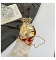 Pochette sac chance doré brillant avec finition métallique et chaîne fine - Or clair