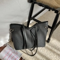 Grand sac cabas en denim noir avec coutures contrastées blanches et détails de rivets en métal - Noir