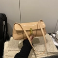 Bolso baguette chic de charol albaricoque con elegante cierre dorado y correa de hombro - Caqui