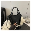 Elegante bolso de charol negro tipo cubo con patrones grabados y detalle de asa anudada - Negro