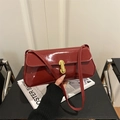 Bolso baguette burdeos chic en cuero de charol con cierre dorado y acabado brillante único - Rojo