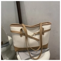 Détail de la texture cuir grainé blanc crème et de la boucle métallique sur le sac fourre-tout - Blanc Cassé