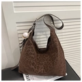 Detail einer großen braunen Hobo-Tasche mit Leopardenmuster und Baseball-Anhängern - Mit Anhänger (7624-Xiaoxiao) / Kaffee mit Anhänger