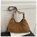 Bolso hobo de ante marrón caramelo con correa ajustable y diseño minimalista - Marrón