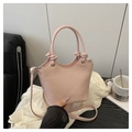 Bolso bandolera rosa con diseños de dibujos animados en relieve y asa anudada - Rosa