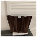 Große dunkelbraune Wildleder-Tote Bag mit silbernen Nieten und langem Schultergurt - Kaffeebraun