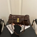 Sac baguette en cuir verni marron foncé avec un fermoir en métal doré chic - Café