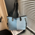 Sac fourre-tout en denim patchwork bleu avec poignées en cuir noir et surpiqûres blanches - Patchwork Bleu Clair (Style 2)