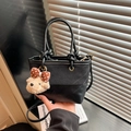 Schwarze Vintage Patchwork Beuteltasche mit Plüschbären Anhänger und Gurt - Schwarz (Mit Anhänger)