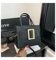 Detalle de bolso cuadrado negro con hebilla dorada grande y correa ajustable - Negro