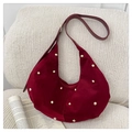 Borsa hobo in pelle scamosciata bordeaux con borchie dorate e tracolla lunga in pelle - Rosso
