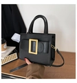 Bolso bandolera cuadrado negro clásico con hebilla dorada y acabado en cuero mate - café