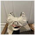 Bolso chic de cuero crema con remaches vintage y hebilla de metal en un fondo acogedor - Blanco