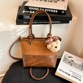 Braune Vintage-Eimertasche mit Kontrastnähten und süßem Plüschbär-Anhänger-Dekor - Braun (Mit Anhänger)