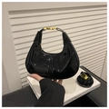Glänzende schwarze Hobo-Bag aus Lackleder mit goldener Schnalle und Trageriemen - Schwarz