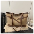 Gros plan détaillé d'un sac cabas bicolore beige et marron avec texture en cuir grainé - Kaki