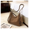Sac fourre-tout en daim marron avec détails tressés et pochette sur tapis - Marron