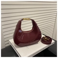 Glänzende burgunderrote Hobo-Tasche aus Lackleder mit Goldverschluss und Schultergurt - Rot