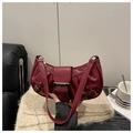 Dettaglio della borsa a tracolla in pelle rosso scuro con fibbie metalliche argento vintage - Rosso