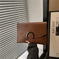 Bolso sobre marrón de cuero sintético con hebilla metálica de luna para uso diario - Marrón