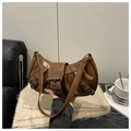 Dettaglio della borsa hobo in ecopelle marrone scuro con fibbia vintage e tracolla regolabile - Marrone
