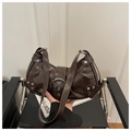 Bolso vintage marrón oscuro con hebilla plateada y remaches metálicos estilo retro - café