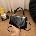 Sac bandoulière en cuir verni noir avec motif serpent et détails dorés élégants - Noir