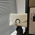 Bolso sobre minimalista de cuero blanco con hebilla metálica negra de media luna - Blanco