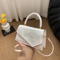 Sac à main structuré blanc avec rabat motif serpent gris et boucles dorées - Blanc