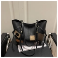 Dettaglio della borsa tote in pelle nera con toppe vintage e ricami HJ fashion luck - Nero