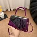 Sac bandoulière violet brillant avec motif crocodile et détails dorés élégants - Violet