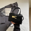 Elegante borsa a mano nera motivo litchi con fibbia dorata e tracolla regolabile in scena - Nero