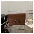 Pochette a busta in pelle marrone caramello con fibbia in metallo scuro e cinturino - caffè