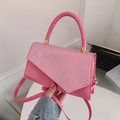 Sac à main rose pour femme avec rabat motif serpent et finitions dorées - Rose