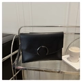 Elegante pochette a busta in pelle nera opaca con chiusura metallica e cinturino da polso - Nero