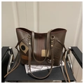 Dettaglio della borsa tote vintage marrone con etichette decorative e coulisse - caffè