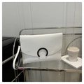 Pochette a busta bianca minimalista con fibbia nera e cinturino su uno scaffale - Bianco