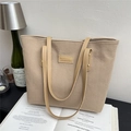 Bolso tote grande de pana caqui con asas de cuero en una acogedora escena interior - Caqui