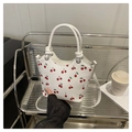Mini-Handtasche in Weiß mit Kirschmuster, inklusive rundem Griff und Schultergurt - Weiß