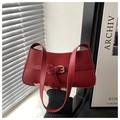 Bolso baguette minimalista burdeos en piel sintética con detalle de hebilla dorada - Rojo